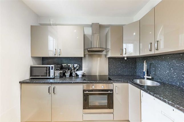 Flat to rent in Porchester Square, London