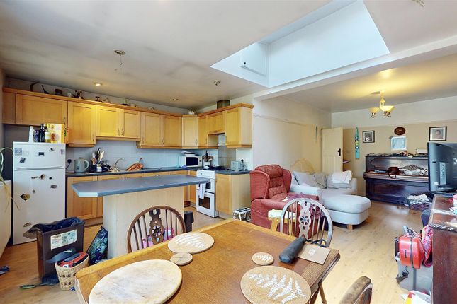 158, Heath Road, Hounslow photo 2