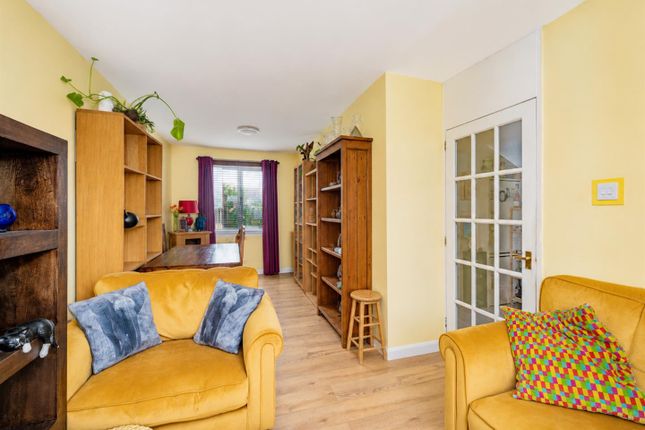 4, Whitfield Avenue, Dundee photo 3