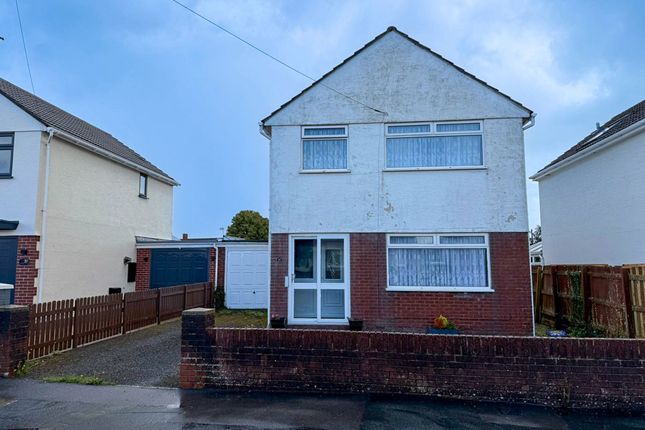 House Front With Garage &amp; Driveway