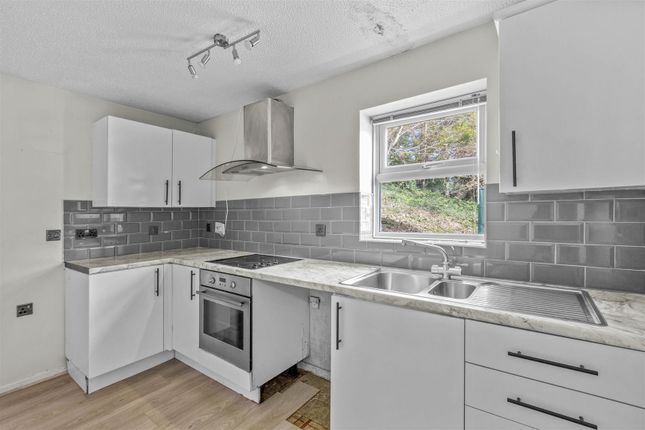 28a, Lower Furney Close, High Wycombe photo 2