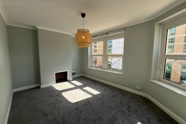 Flat to rent in Penarth Road, Cardiff
