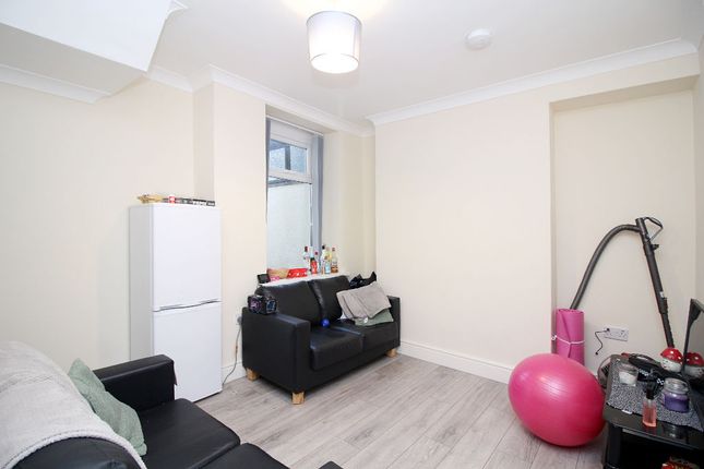 32, Oxford Street, Pontypridd photo 4
