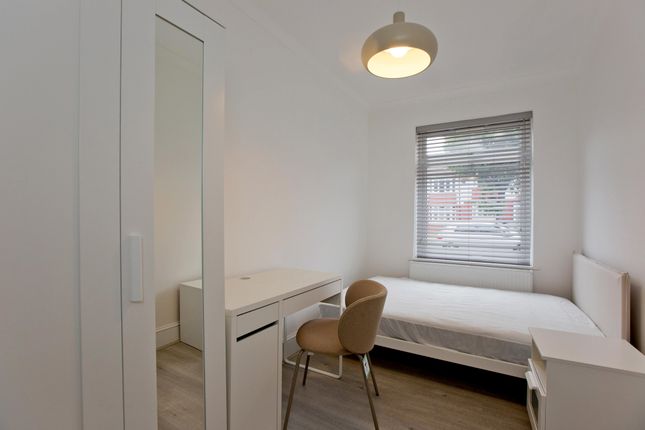 Thumbnail Room to rent in Riverway, London