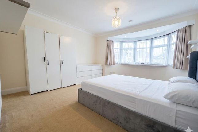16, Selvage Lane, Mill Hill photo 5