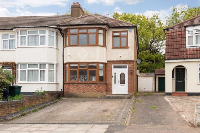 Thumbnail Terraced house for sale in Lakeside Crescent, Barnet