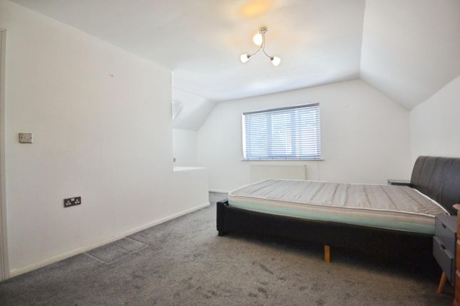 20, Sona Gardens, Reading photo 5