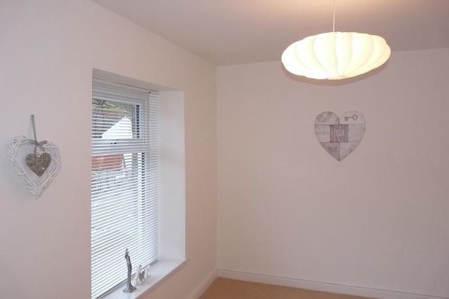 8 Cuckoo Street, Bridgend photo 4