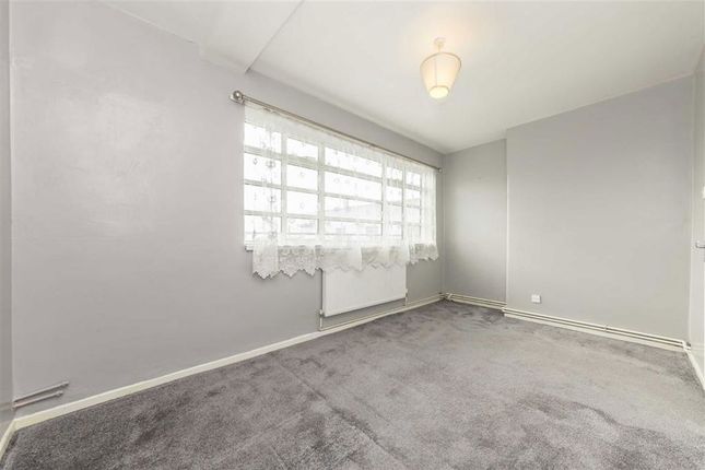 Flat 29, Eastman House, Oaklands Estate, London photo 2