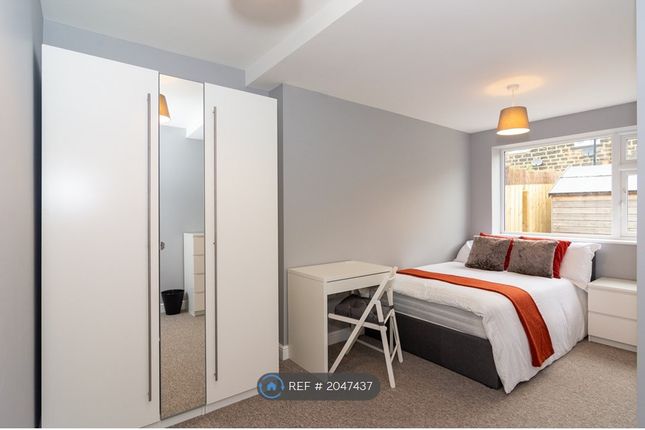 Room to rent in Charles Avenue, Harrogate