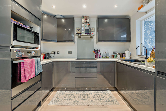 Highridge Close, Weavering photo 4