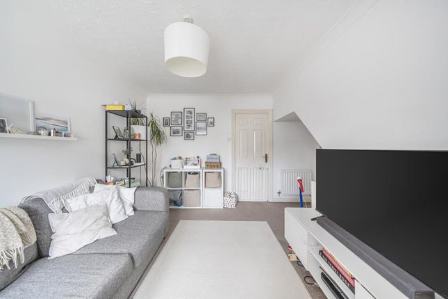 2 Mitford Close, 2 Mitford Close, Chessington photo 3