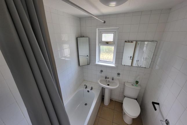 16A, Elm Crescent, Bridgend photo 4