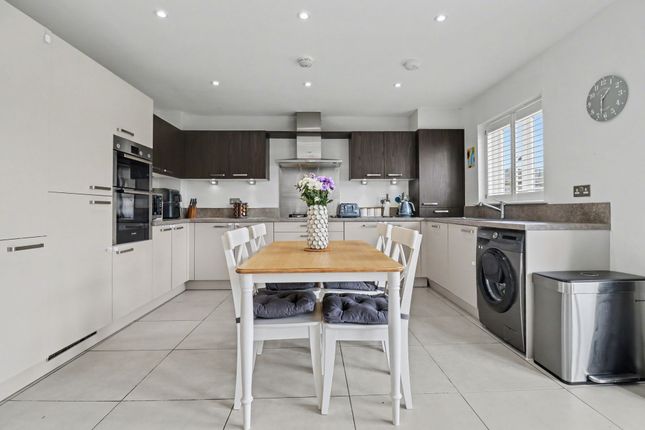 8 Pembers Hill Drive, Eastleigh photo 4