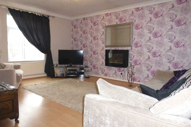 Flat to rent in Tideswell Court, Off Mansfield Road, Scunthorpe DN15