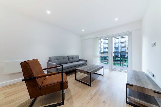 Thumbnail Flat to rent in Cornelia House, Caversham Road