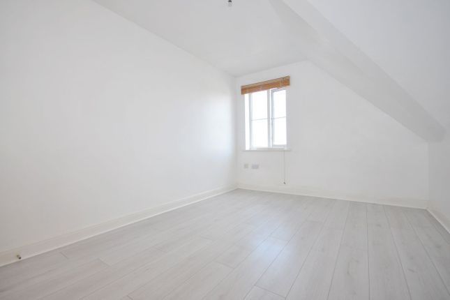 15, Pintail Close, Cheltenham photo 3