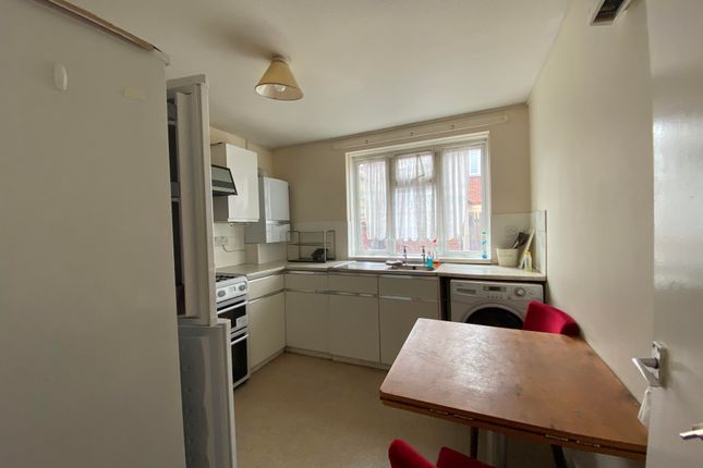 2 bed flat to rent in St. Faiths Road, Portsmouth PO1