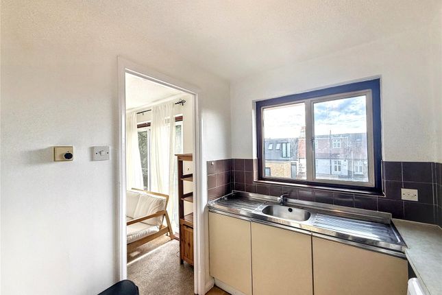 21, Crowthorne Close, London photo 5