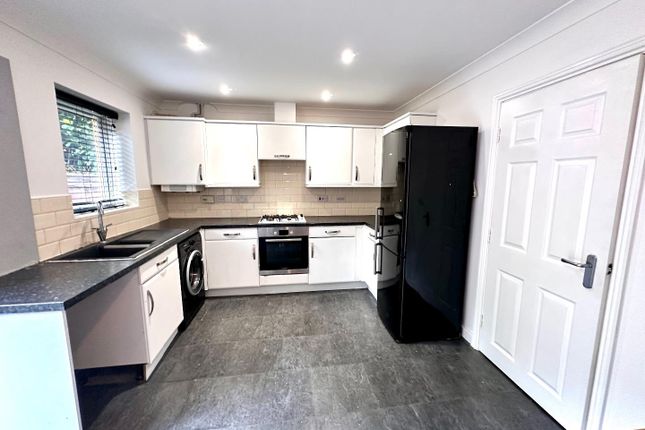 198, Greenlea Court, Huddersfield photo 5