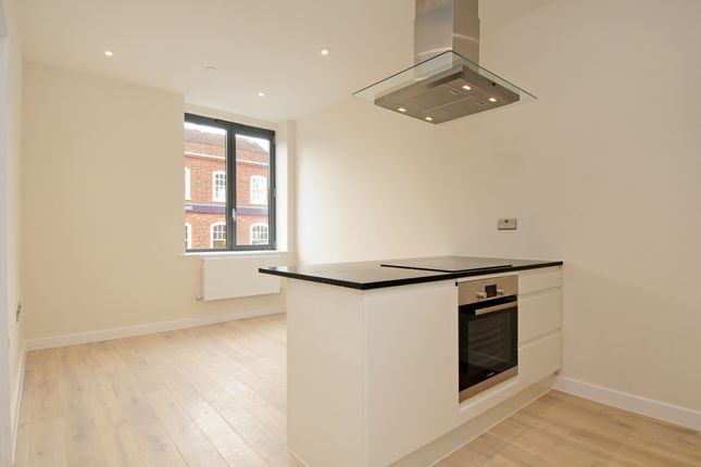 Thumbnail Flat to rent in Baring Road, Beaconsfield
