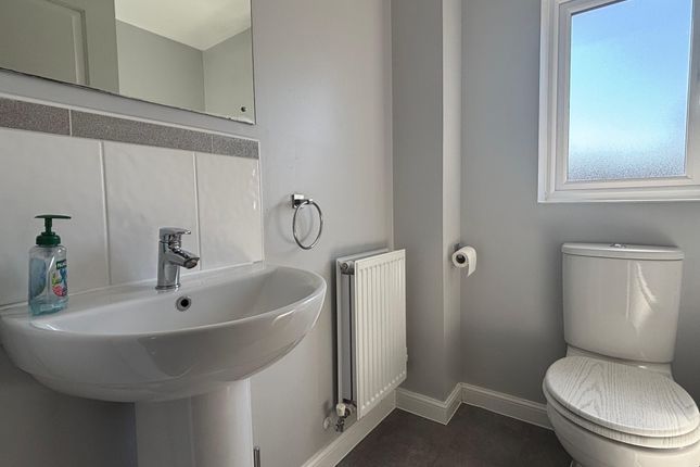 10, Bates Way, Swindon photo 5