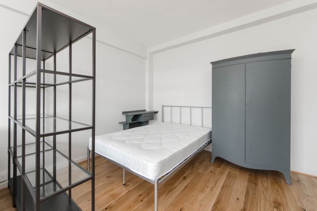 Flat 10 Broadwalk Court, 79, Palace Gardens Terrace, London photo 2
