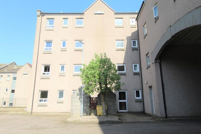 Flat to rent in Cuparstone Court, Top Floor