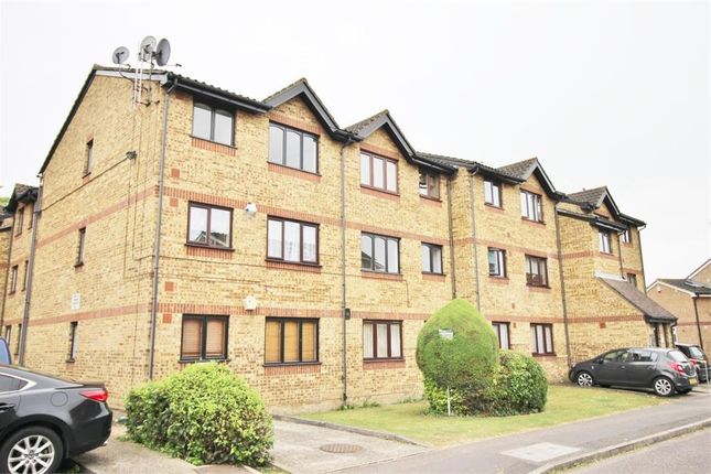 Thumbnail Flat to rent in Howard Close, Waltham Abbey