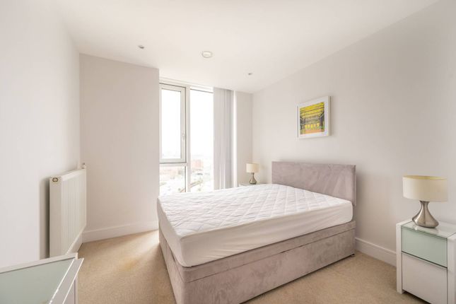 Flat to rent in Sky View Tower, Stratford, London