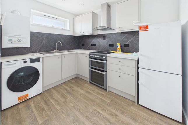 Flat 5,, 22 Westway, Caterham photo 2