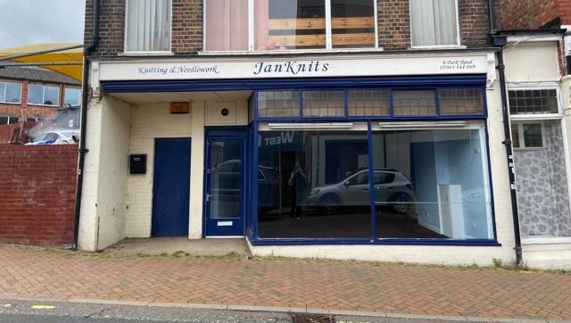 Retail premises to let in 8 Park Road, Wellingborough
