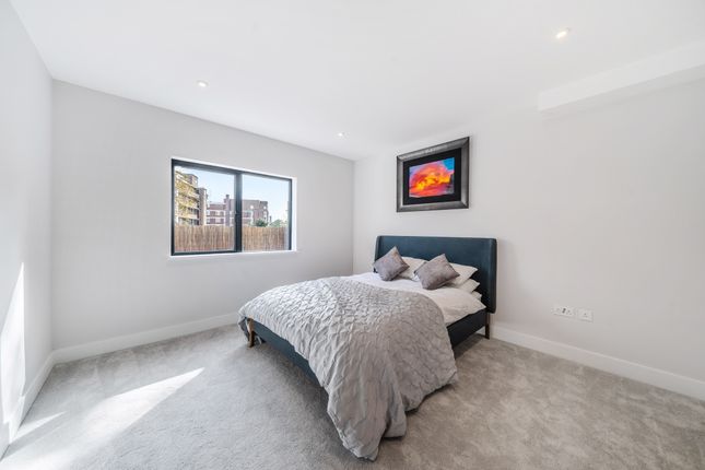 Flat for sale in Seven Sisters Road, London