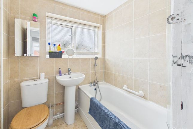 60 Wolsey Crescent, Croydon photo 3