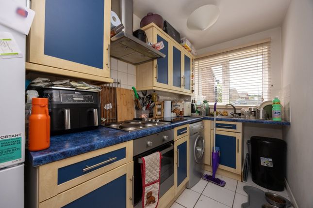 10, Fitzjohn Close, Surrey photo 2