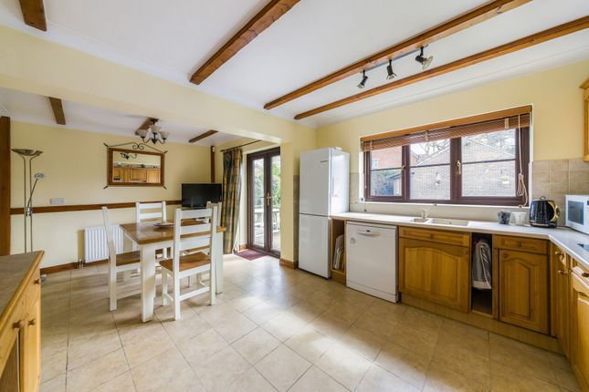 1 Lyon Close, Abingdon photo 2
