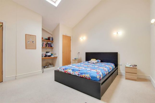 Flat for sale in Gladbeck Way, Enfield