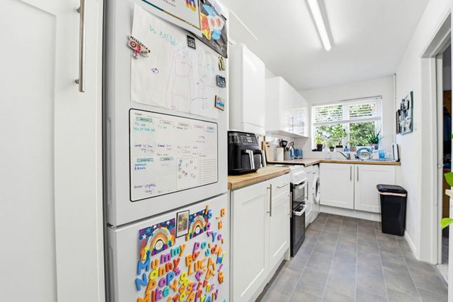 9, Clayhanger, Guildford photo 3