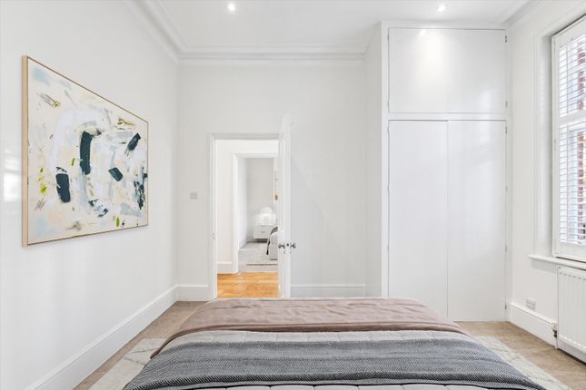 Flat for sale in Foxmore Street, London