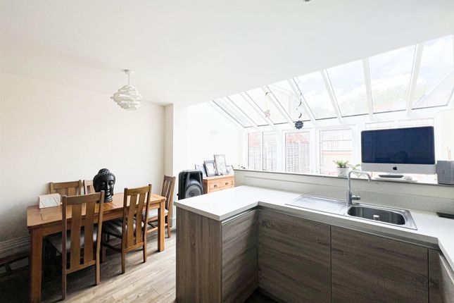 44 Five Oaks Lane, Chigwell photo 4