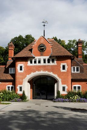 Broadoaks Park, Parvis Road, Surrey, West Byfleet photo 2