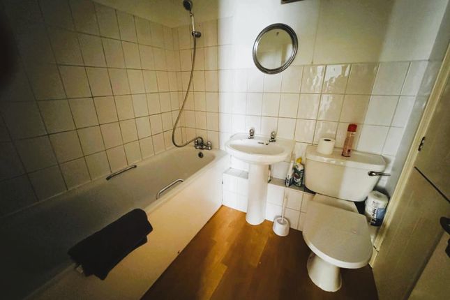 2, Stirling Grove, Hounslow photo 5