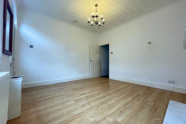 17 Field Road, Sale photo 4