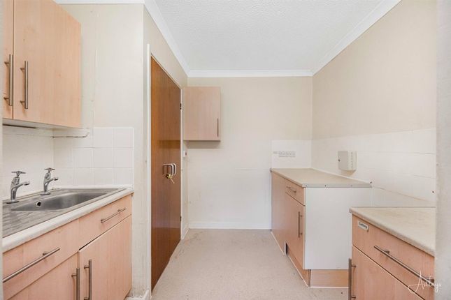 13 Parklands Court, Swansea photo 3