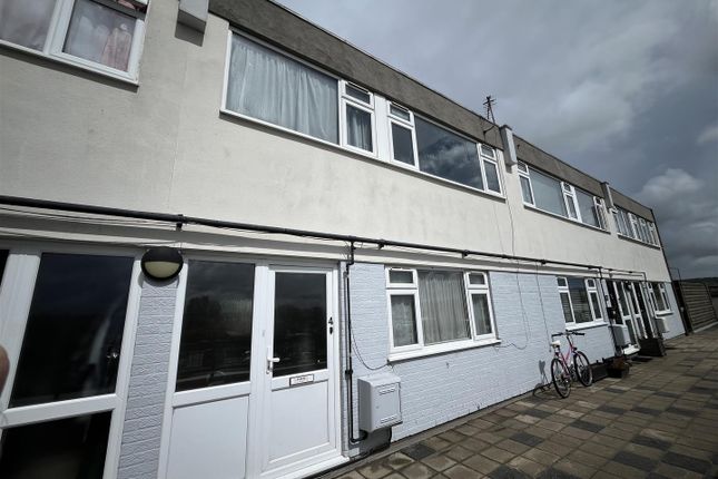 Flat 4, Mid Kent Shopping Centre, Castle Road, Allington photo 2