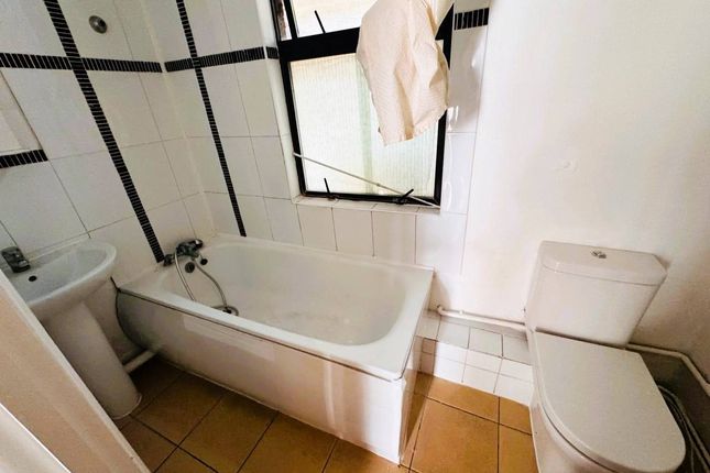 Flat 1st Flr, 43a King Street, SOUTHALL photo 4