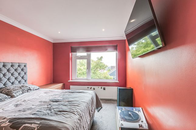 7 Fernleigh Court, Fernleigh Drive, Leigh-on-sea photo 3