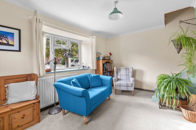 12 Vicarage Close, Aylesbury photo 3