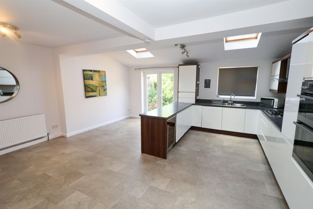 12, Derbyshire Crescent, Manchester photo 4