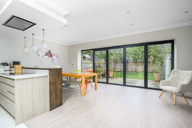 10, Fox Grove, Walton-on-Thames photo 2